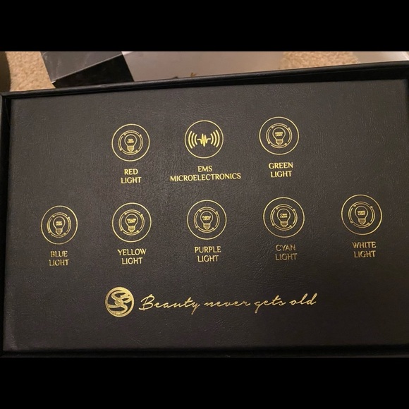 Gold LED Face Mask - Picture 6 of 6